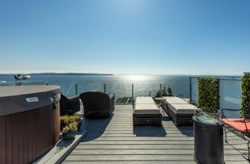 15365 Victoria AVE White Rock, White Rock Apartments for sale, MLS® R2975817