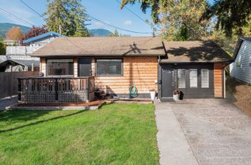 716/718 Hillcrest RD Gibsons, Gibsons Apartments for sale, MLS® R2993945