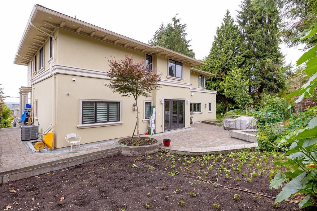 1135 QUEENS AVE West Vancouver