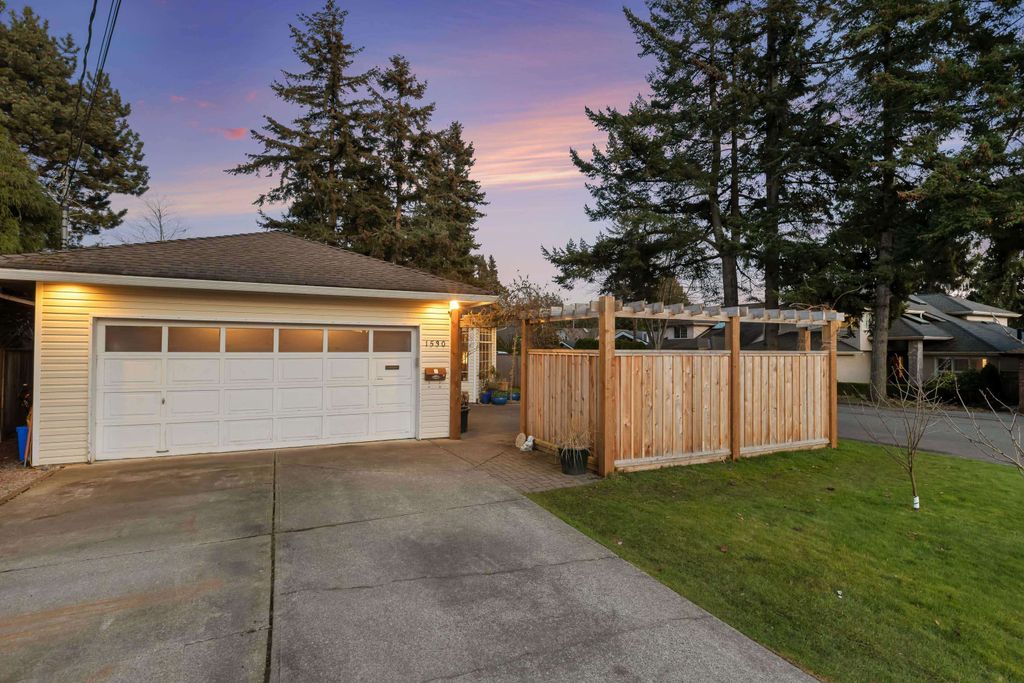 1530 Cory RD White Rock, White Rock Houses for sale, MLS® R2974728