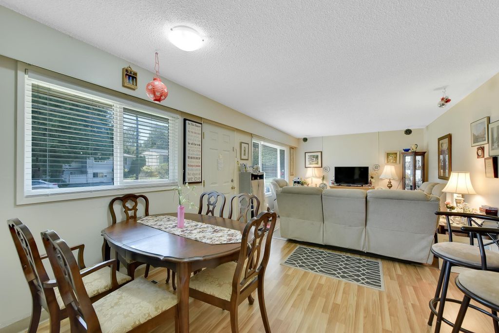 15835 Russell AVE White Rock, White Rock Home for sale, MLS® R2957357