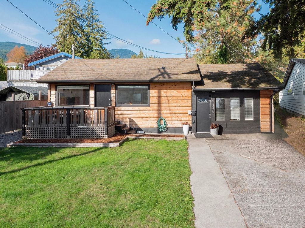 716/718 Hillcrest RD Gibsons, Gibsons Home for sale, MLS® R2993945