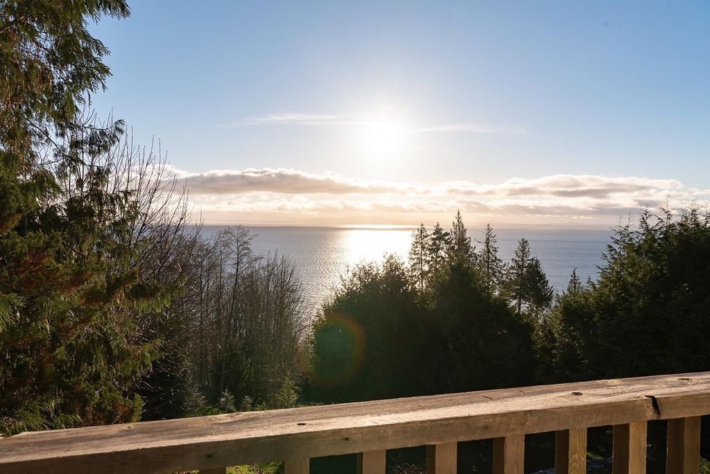 7949 REDROOFFS RD, Halfmoon Bay Homes for sale, MLS® R2952484